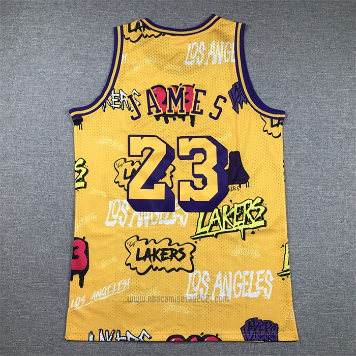 Camiseta Los Angeles Lakers LeBron James #23 Slap Sticker Mitchell & Ness 2018-19 Amarillo